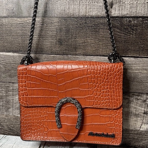 Elegant Brown Croc-Embossed Crossbody Bag - Picture 3 of 8